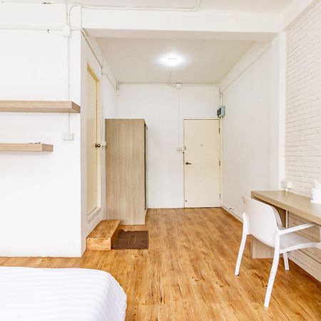Ze Residence Bang Aor Station Bangkok Bagian luar foto