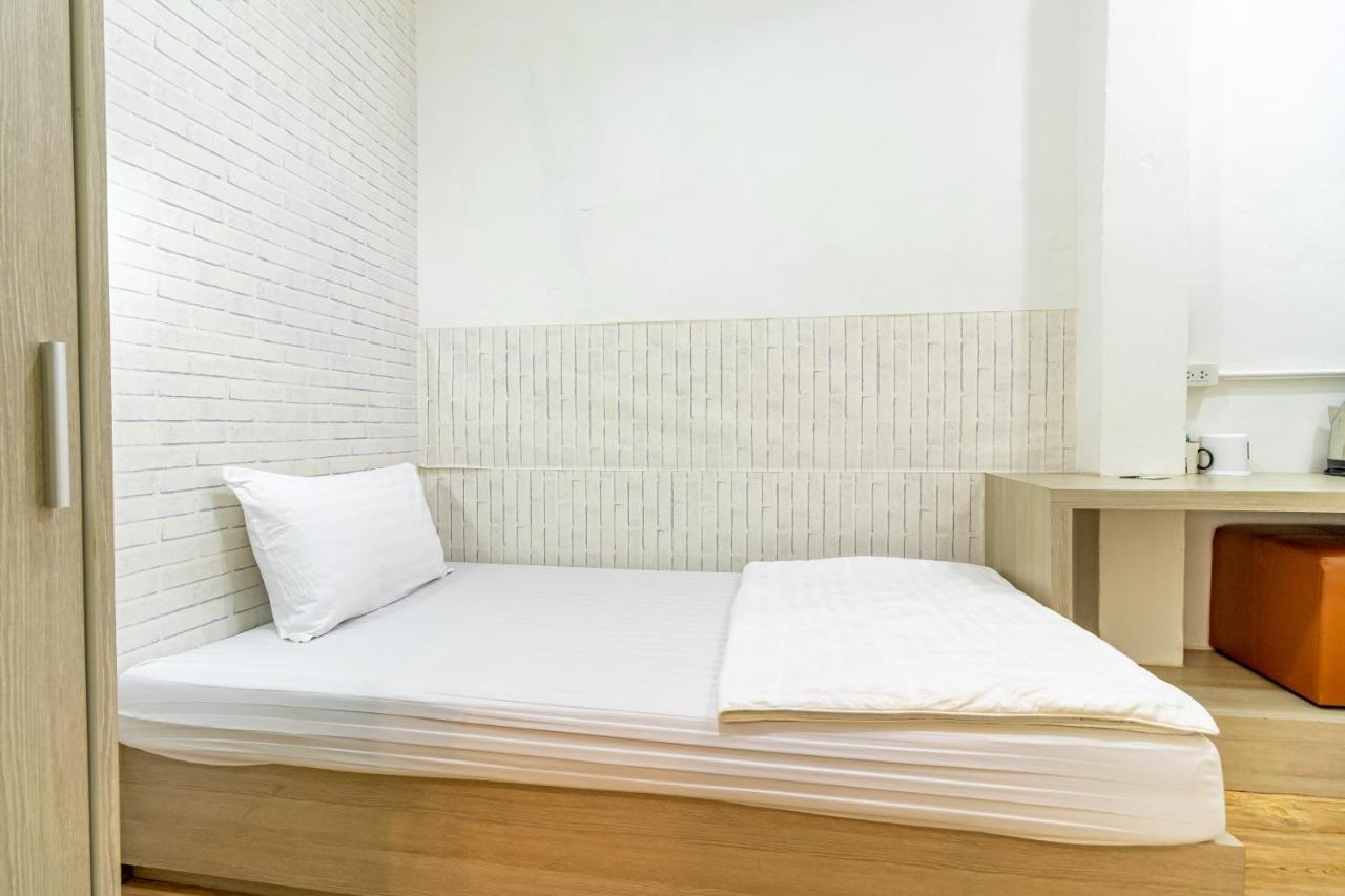 Ze Residence Bang Aor Station Bangkok Bagian luar foto