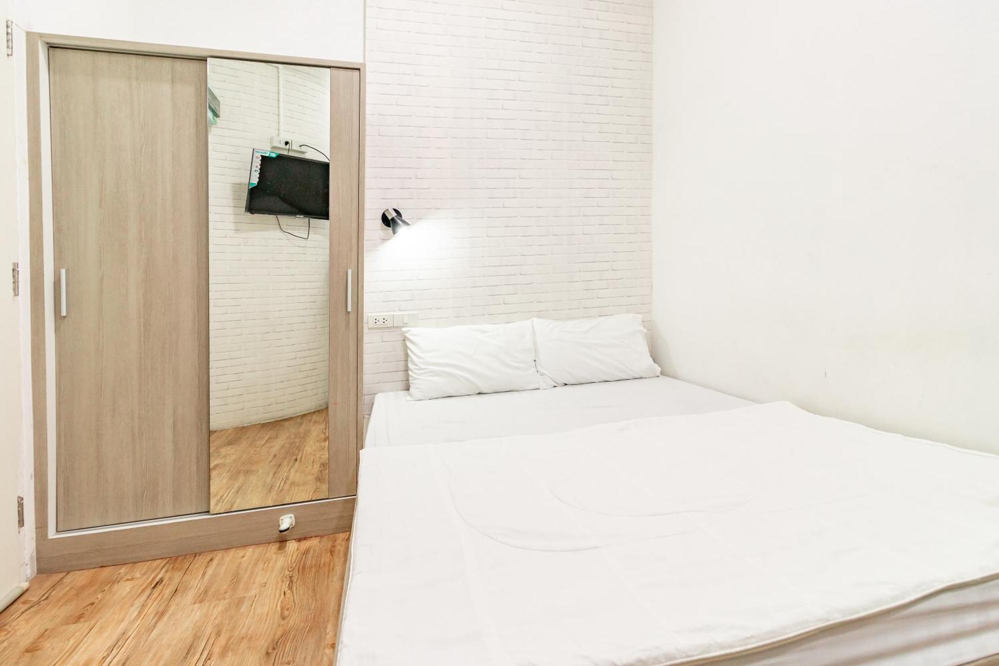 Ze Residence Bang Aor Station Bangkok Bagian luar foto