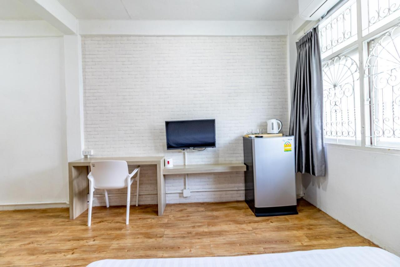 Ze Residence Bang Aor Station Bangkok Bagian luar foto