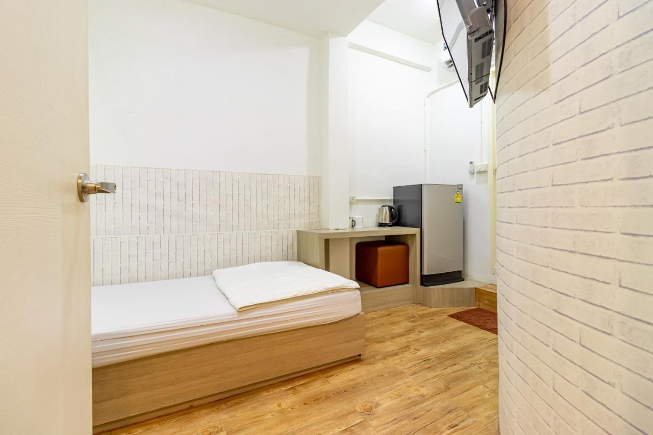 Ze Residence Bang Aor Station Bangkok Bagian luar foto